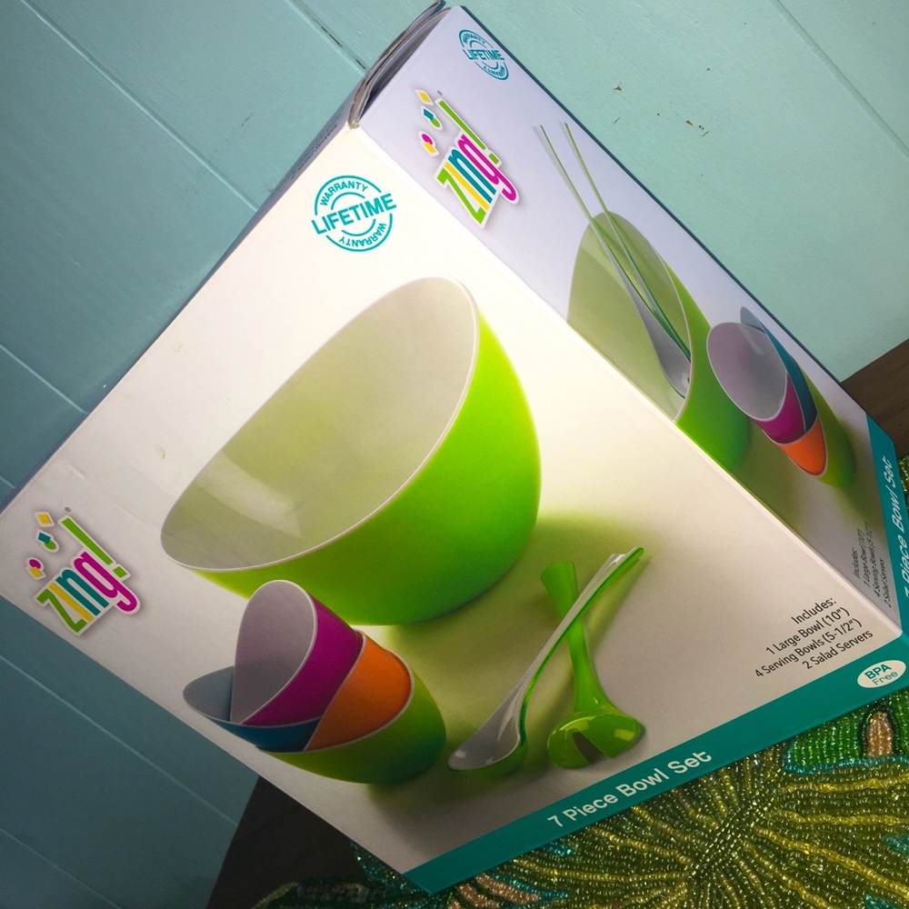 NWT Plastic salad bowl set